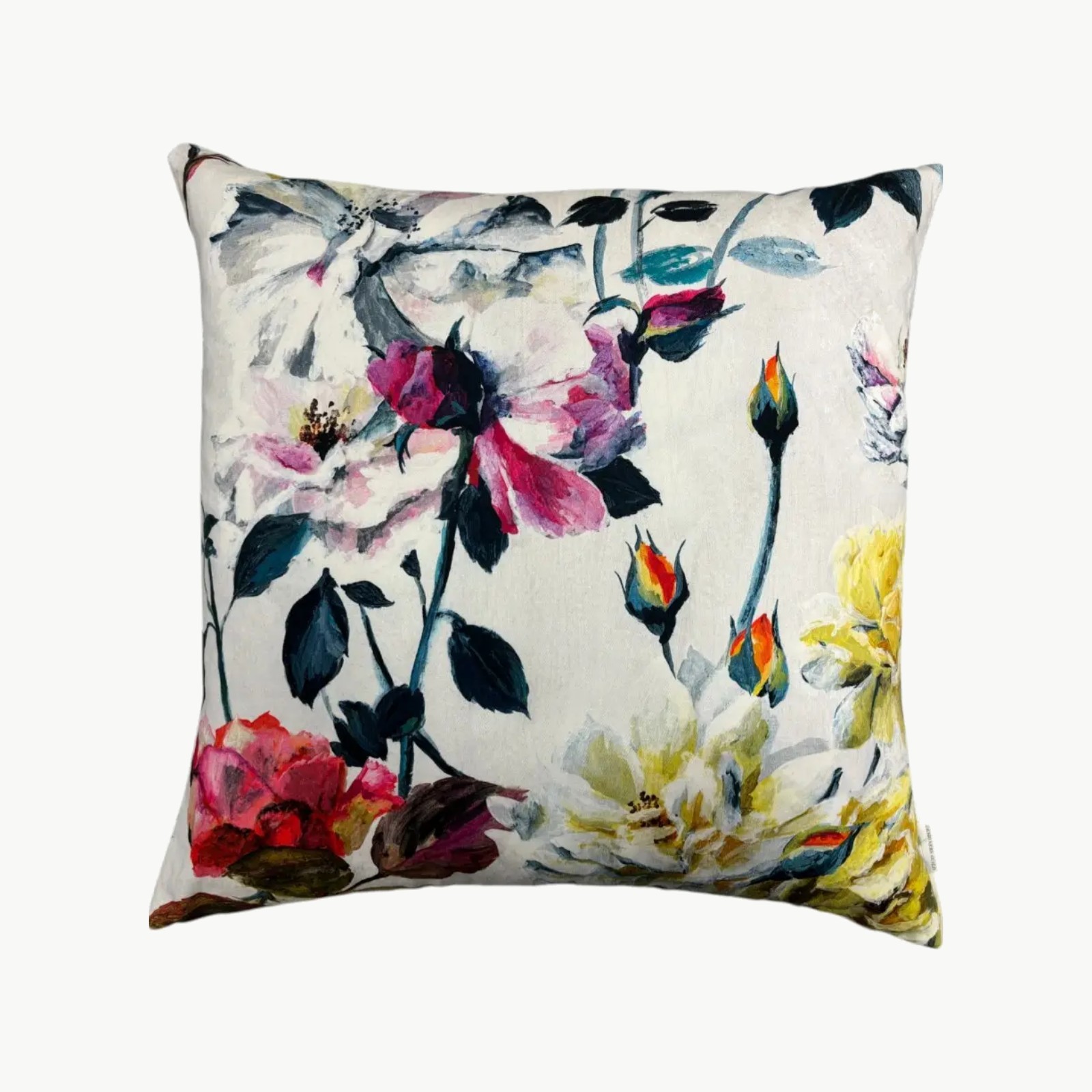 Designers Guild pyntepute med malte blomster i rosa og hvitt på lys bakgrunn 55x55