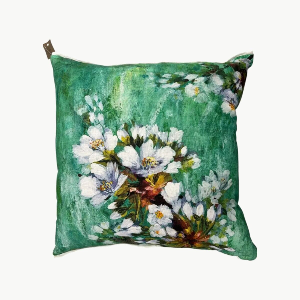 Designers Guild pyntepute med hvite blomster på grønn bakgrunn 50x50