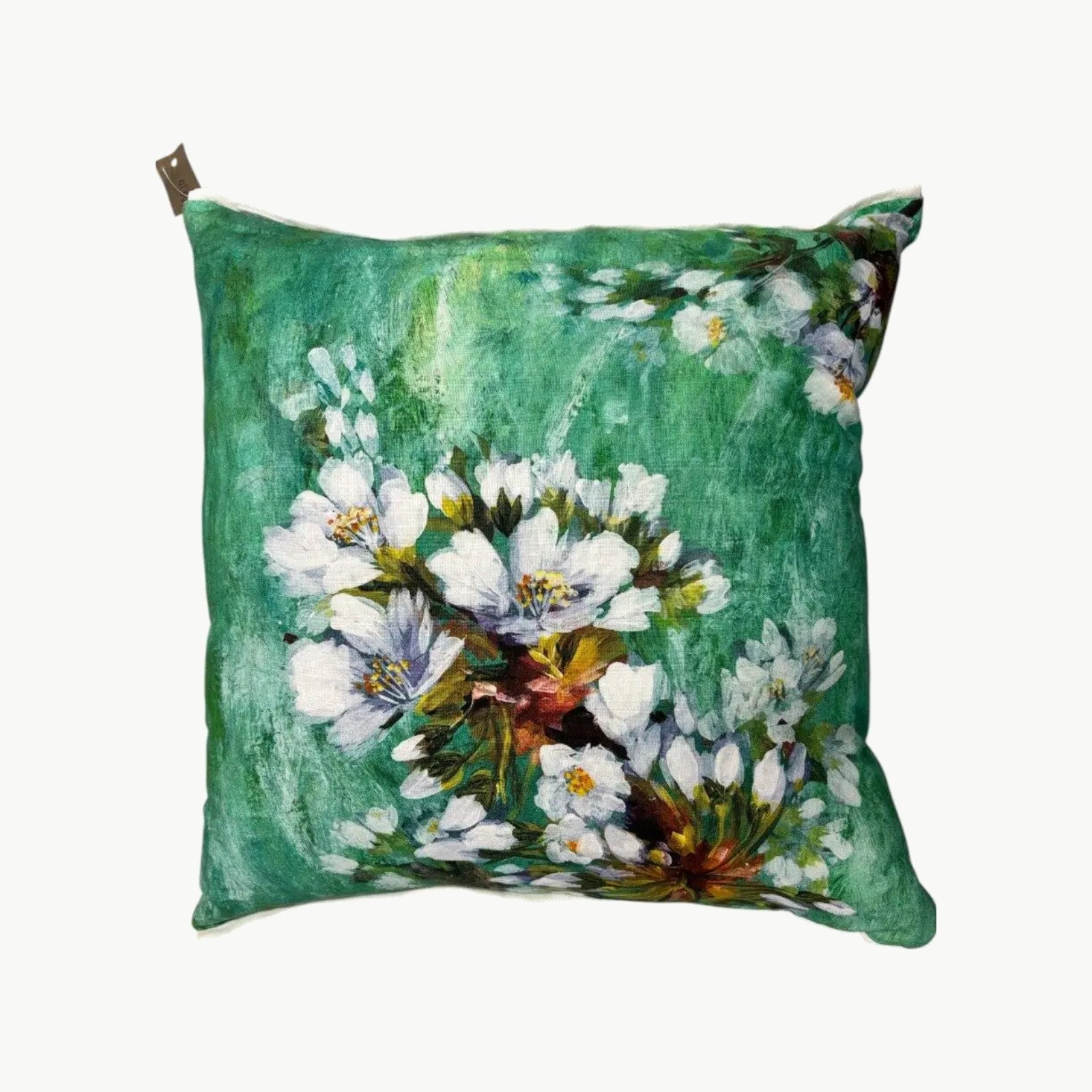 Designers Guild pyntepute med hvite blomster på grønn bakgrunn 50x50