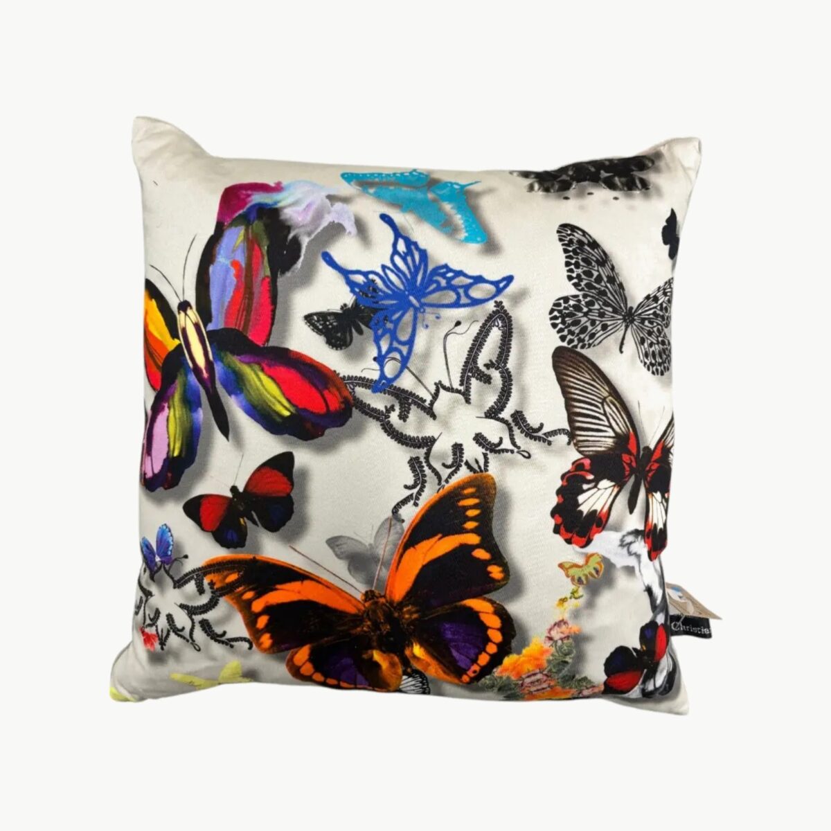Designers Guild pyntepute med fargerike sommerfugler på lys bakgrunn 40x40