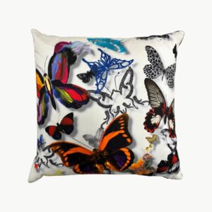 Designers Guild pyntepute med fargerike sommerfugler på lys bakgrunn 38x38