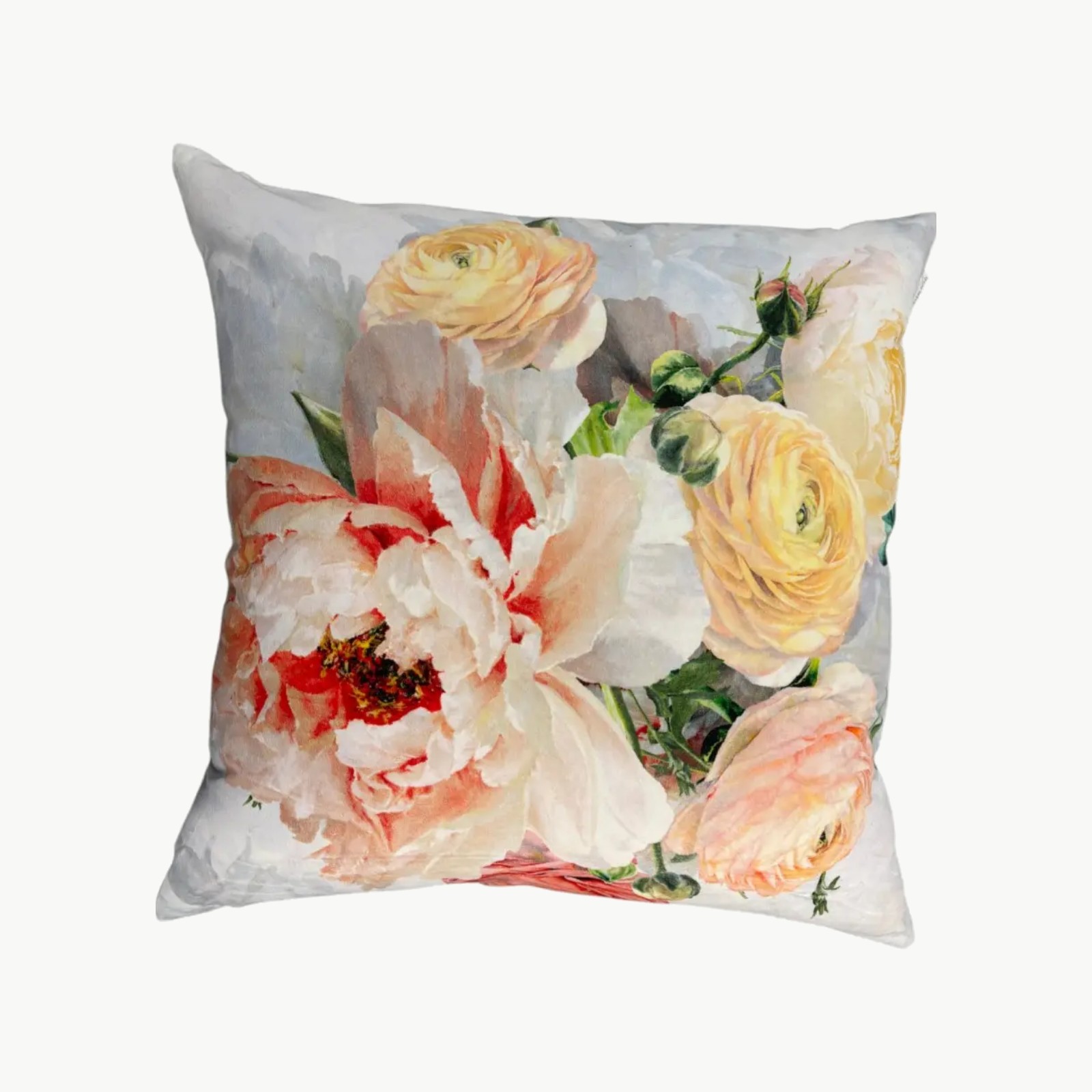 Designers Guild pyntepute med romantiske blomster i krem, rosa og ferskentoner 50x50