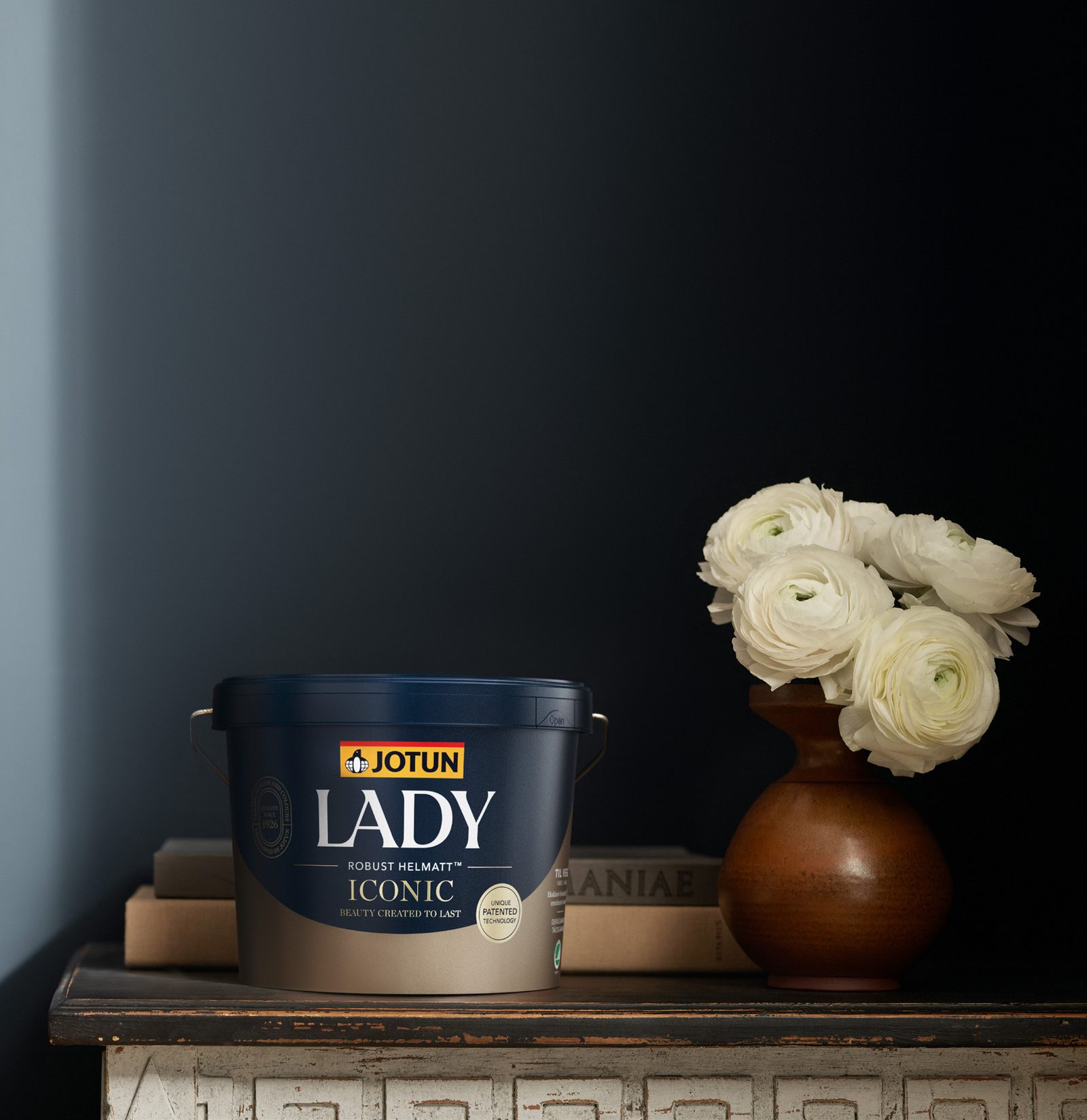 Spann med Jotun LADY Iconic mot vegg i 4403 Midnight Blue