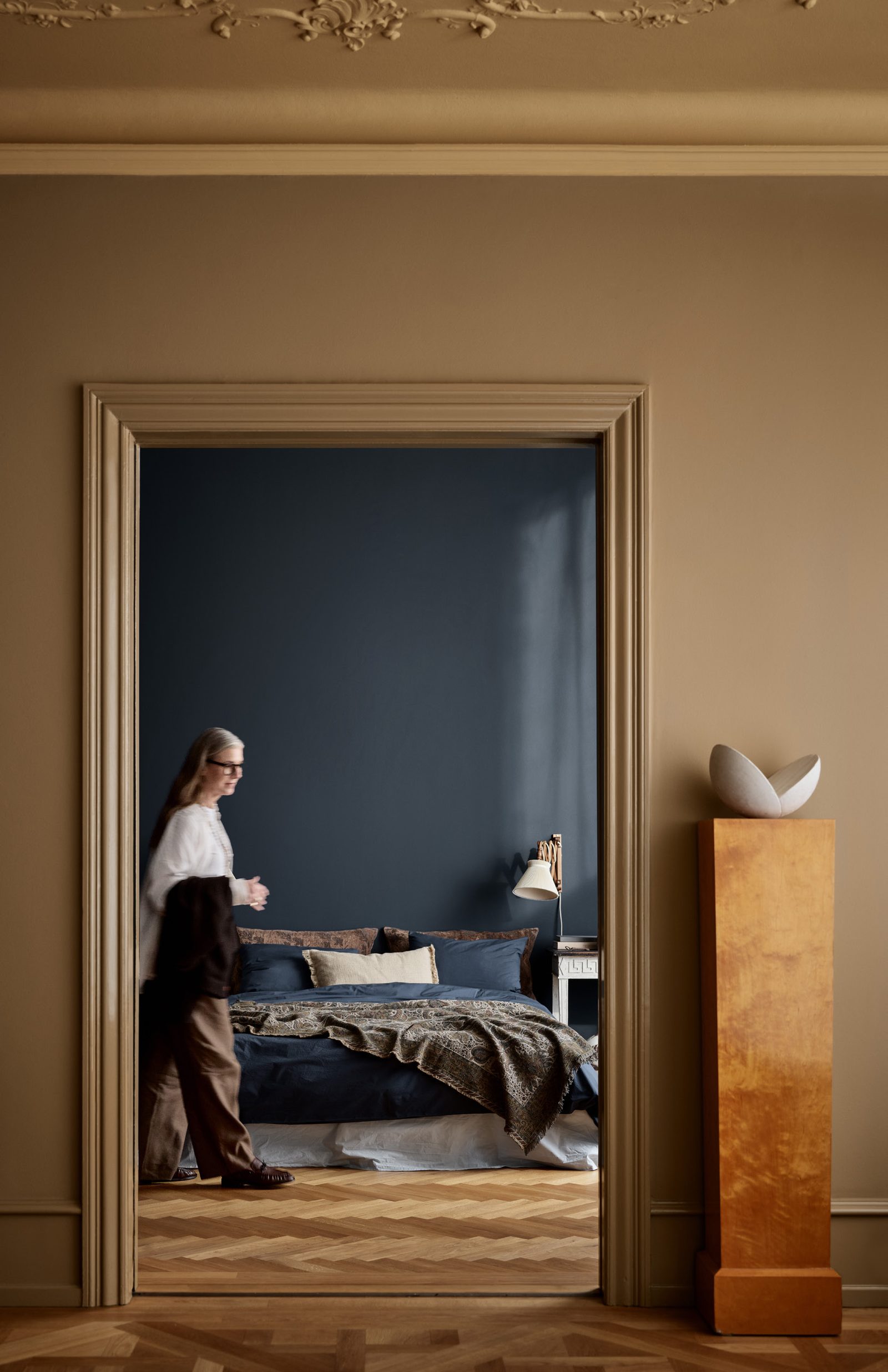 Vegg i LADY Iconic 1799 Spice Brown mot soverom i 4403 Midnight Blue