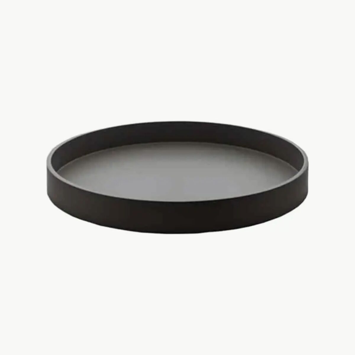 Rundt serveringsbrett i matt svart fra Mojoo. Håndlaget med 12-lags finish. Perfekt til servering eller dekor på bord, kjøkken og baderom.
