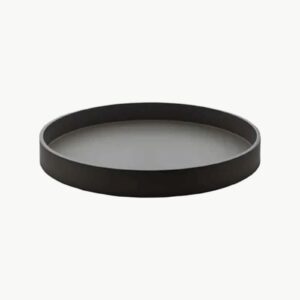 Rundt serveringsbrett i matt svart fra Mojoo. Håndlaget med 12-lags finish. Perfekt til servering eller dekor på bord, kjøkken og baderom.
