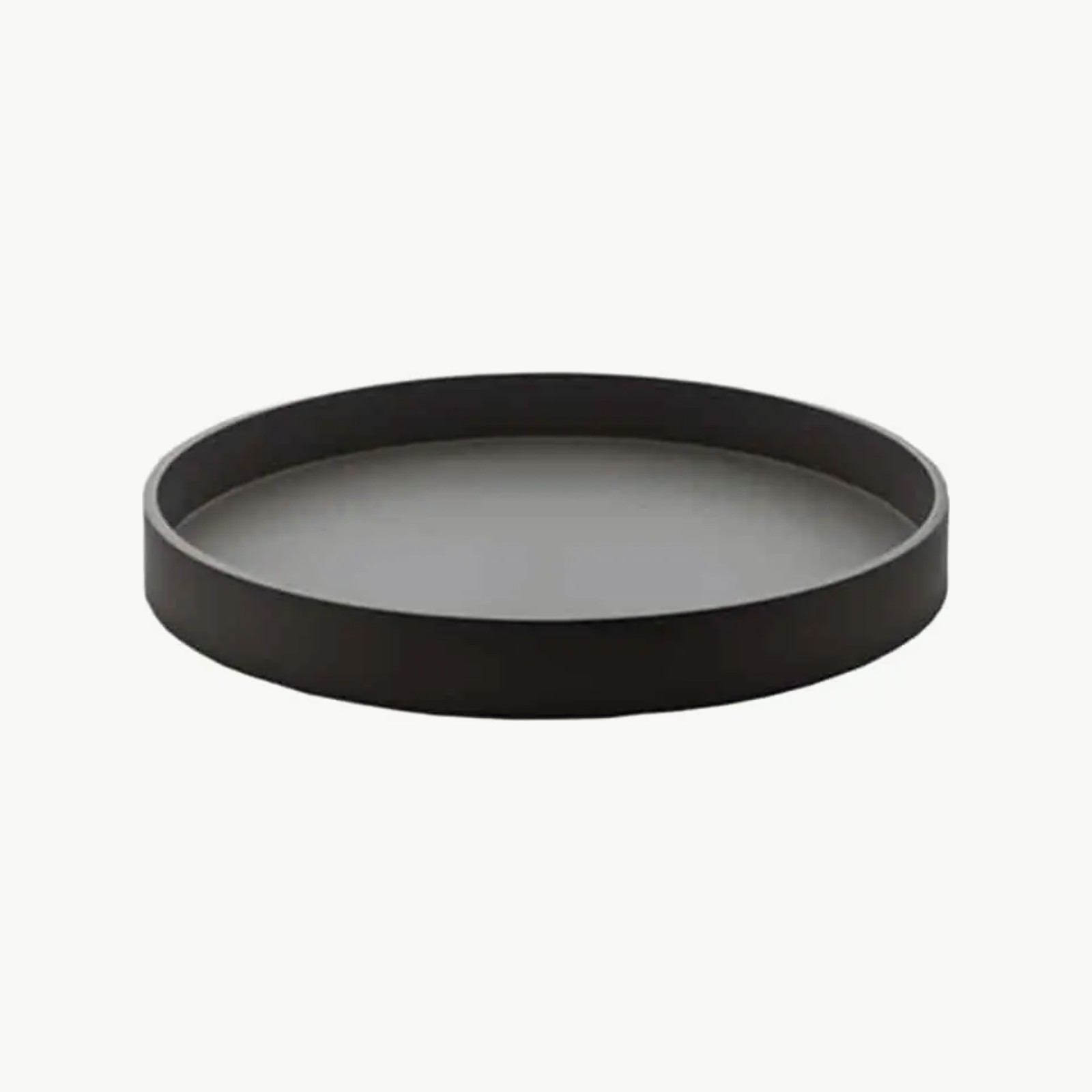 Rundt serveringsbrett i matt svart fra Mojoo. Håndlaget med 12-lags finish. Perfekt til servering eller dekor på bord, kjøkken og baderom.