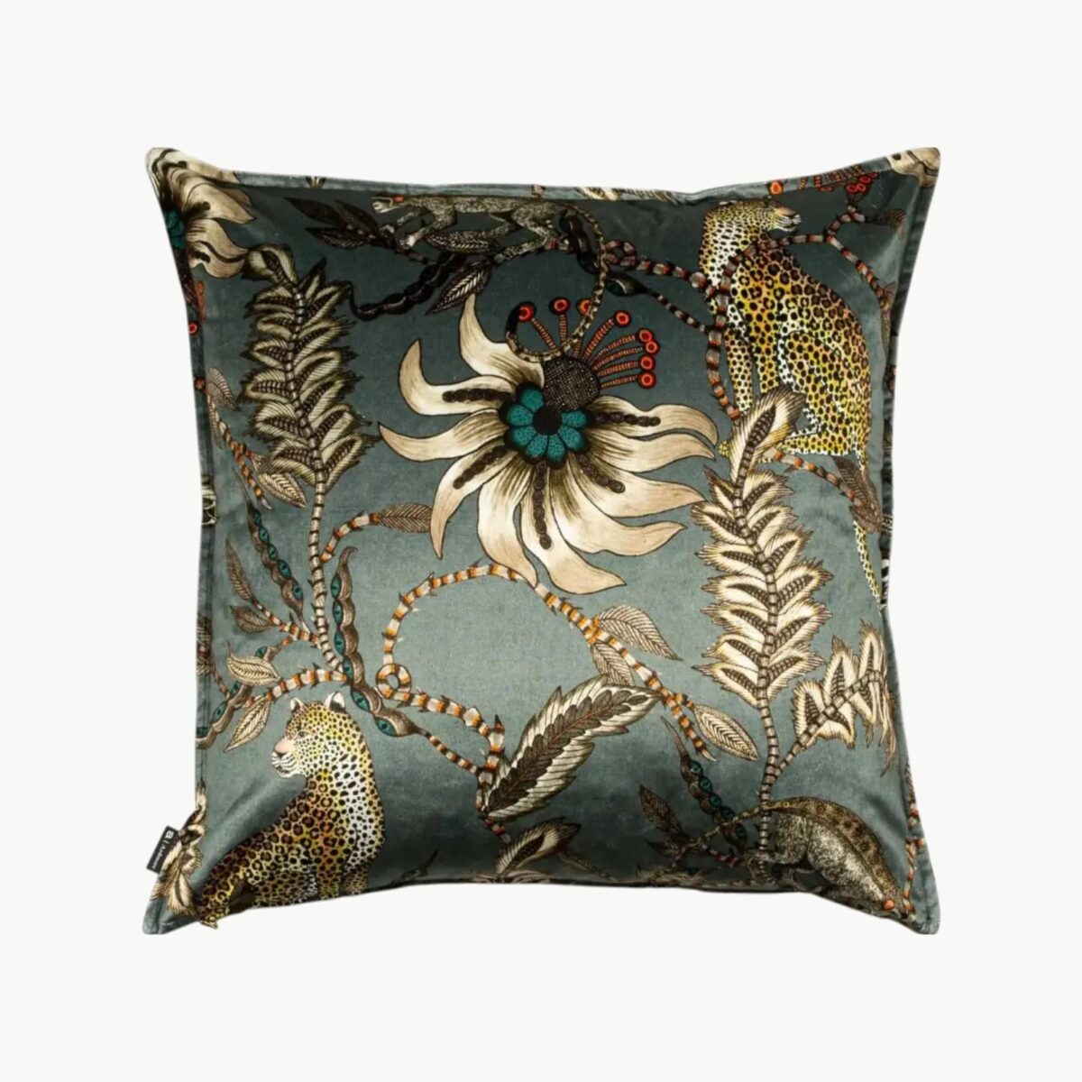 Luksuriøst fløyelputetrekk med blomster- og bladmønstre på en grå bakgrunn, perfekt for å tilføre kunstnerisk eleganse til hjemmet ditt. Håndlaget design