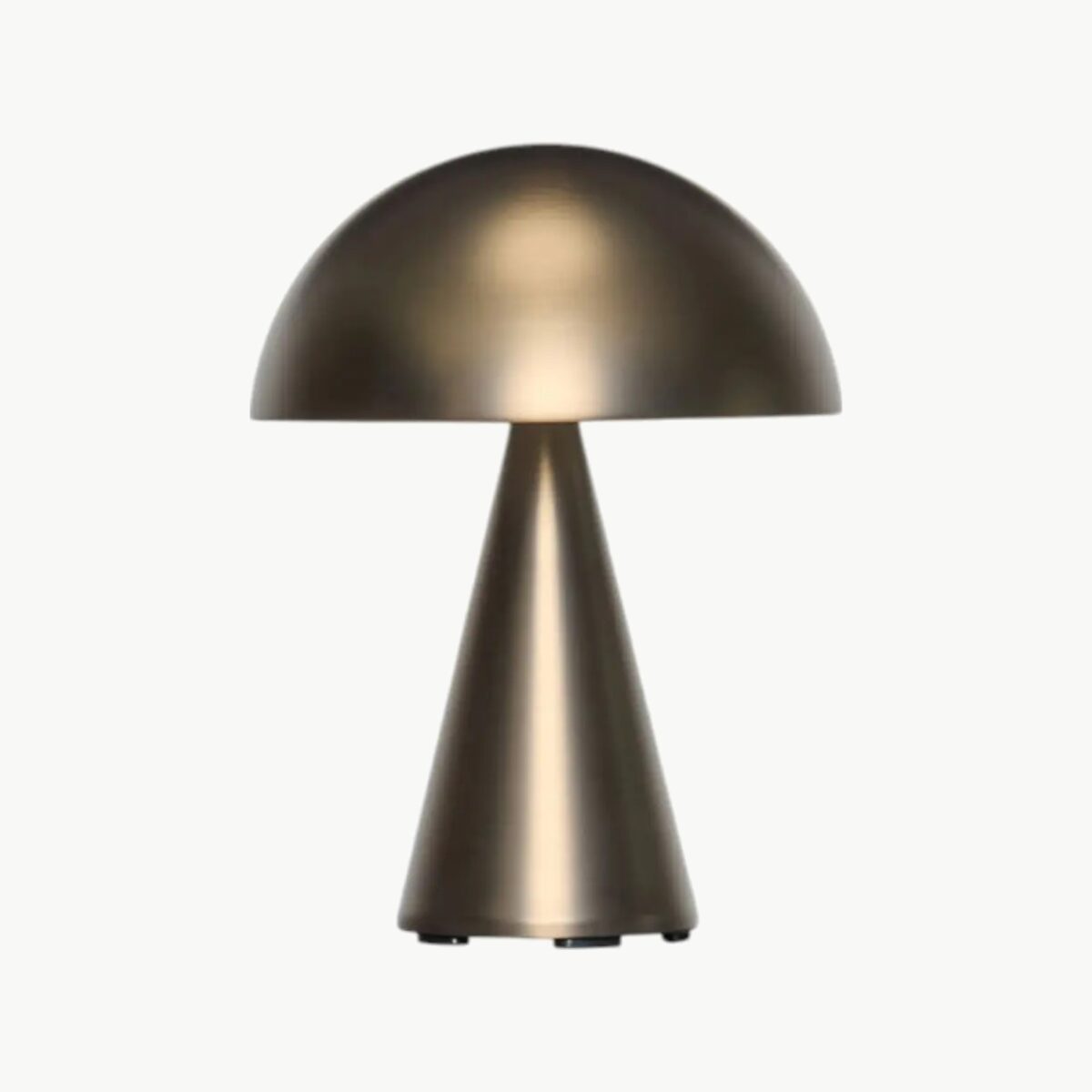Mush oppladbar bordlampe i Burnished Brass fra Hübsch, dimbar og trådløs lampe i metall med avrundet skjerm.