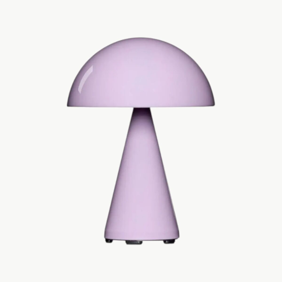 Mush oppladbar bordlampe i Light Pink fra Hübsch, trådløs og dimbar lampe i metall med avrundet skjerm.
