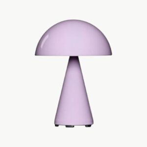 Mush oppladbar bordlampe i Light Pink fra Hübsch, trådløs og dimbar lampe i metall med avrundet skjerm.