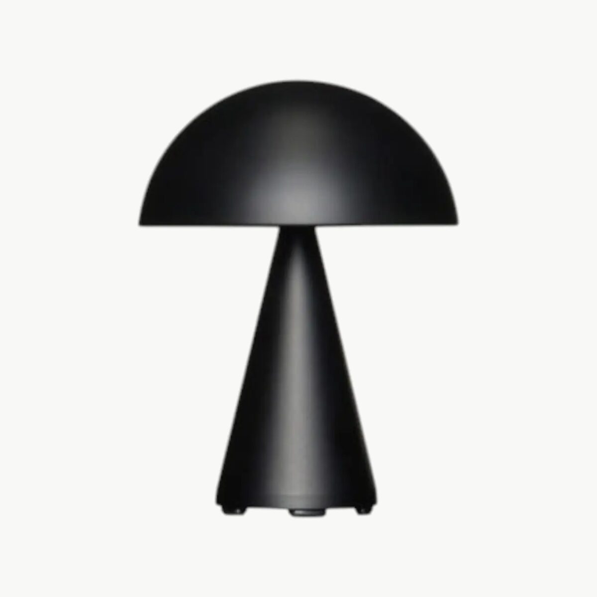 Mush oppladbar bordlampe i matt sort fra Hübsch, trådløs og dimbar lampe i metall med avrundet skjerm.