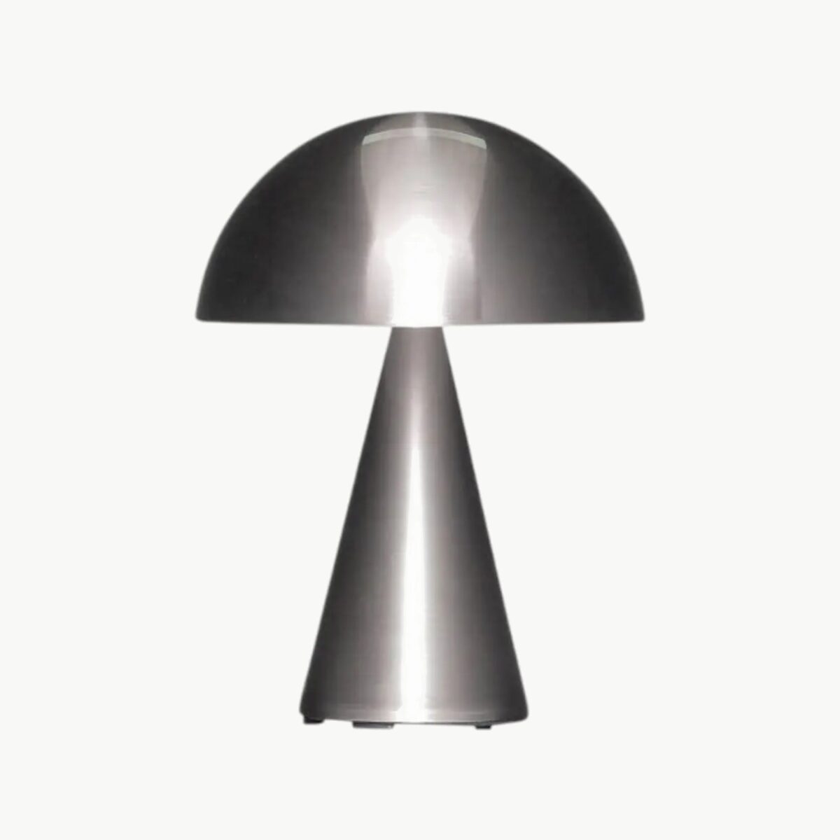 Mush oppladbar bordlampe i Nickel fra Hübsch, dimbar og trådløs lampe i metall med avrundet skjerm.