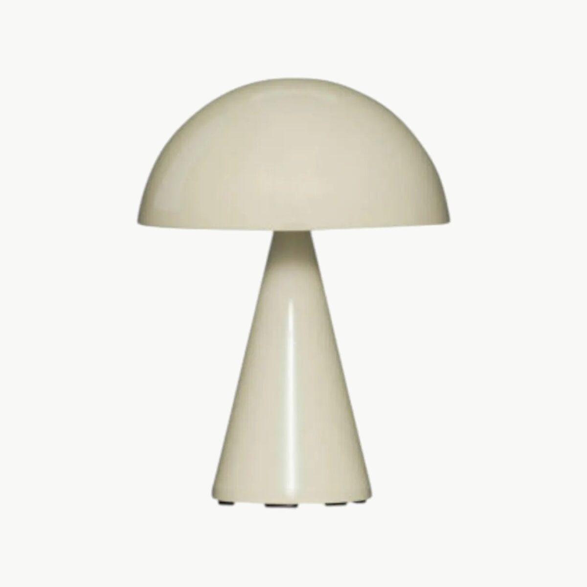Mush oppladbar bordlampe i Light Sand fra Hübsch, dimbar og trådløs lampe i metall med avrundet skjerm.