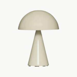 Mush oppladbar bordlampe i Light Sand fra Hübsch, dimbar og trådløs lampe i metall med avrundet skjerm.