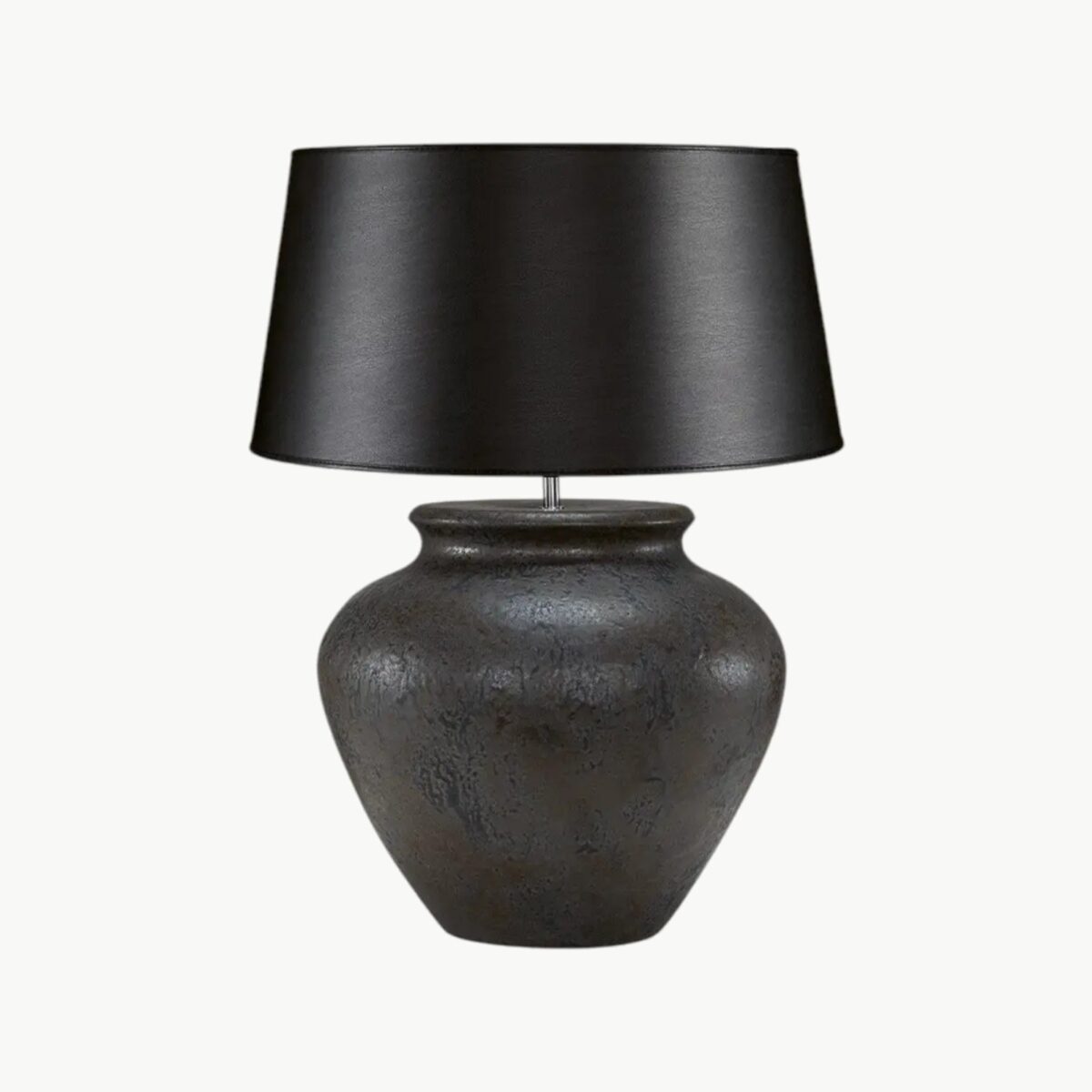 Brun-svart bordlampe i keramikk med strukturert overflate og urneform