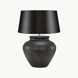 Brun-svart bordlampe i keramikk med strukturert overflate og urneform