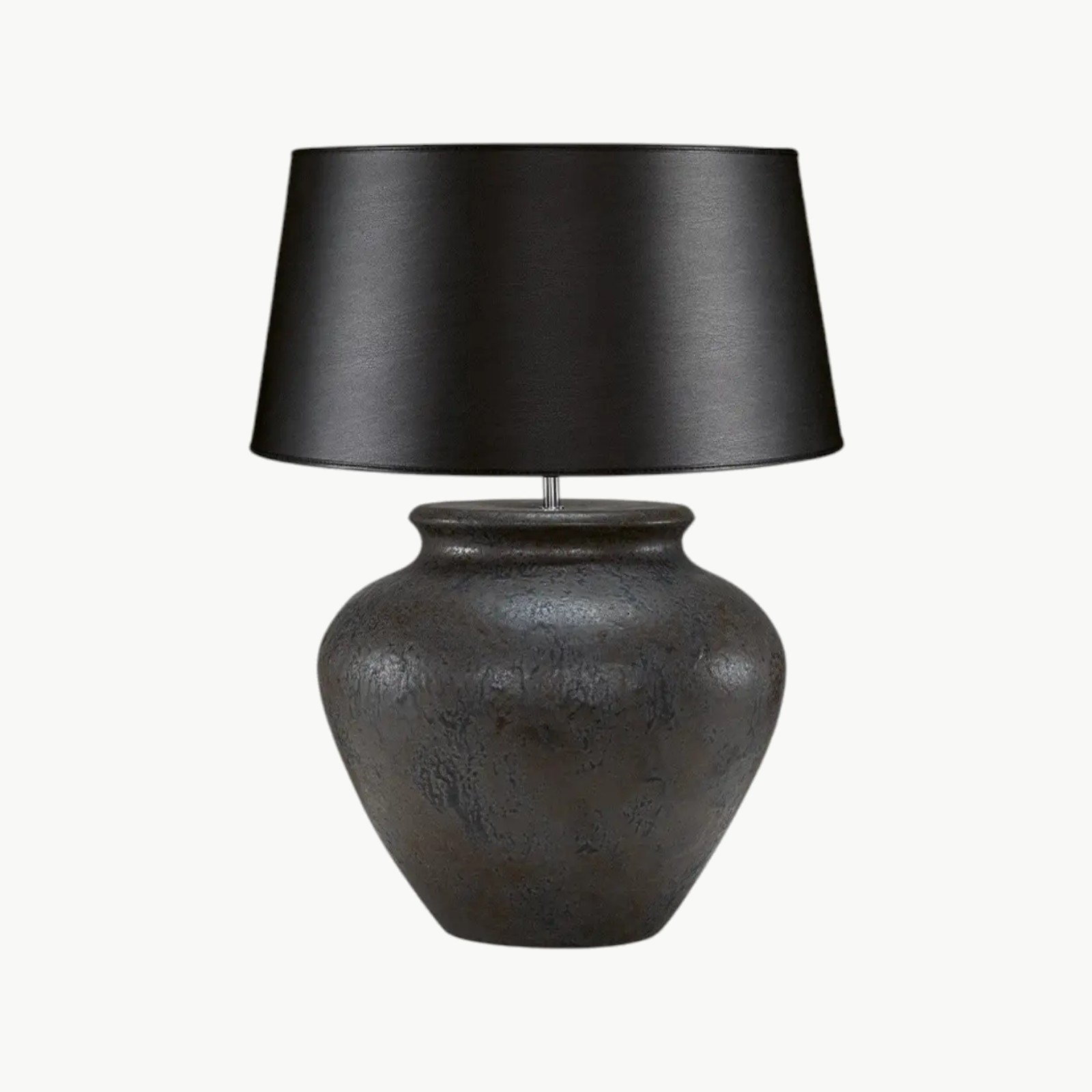Brun-svart bordlampe i keramikk med strukturert overflate og urneform