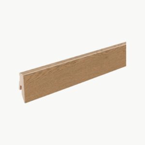 Kantet gulvlist i Clay Brown Oak med varm brun eikestruktur og rett profil
