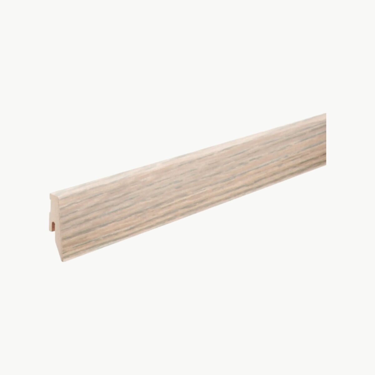 Kantet gulvlist i Arctic White Oak med lys hvit eikestruktur og rett profil
