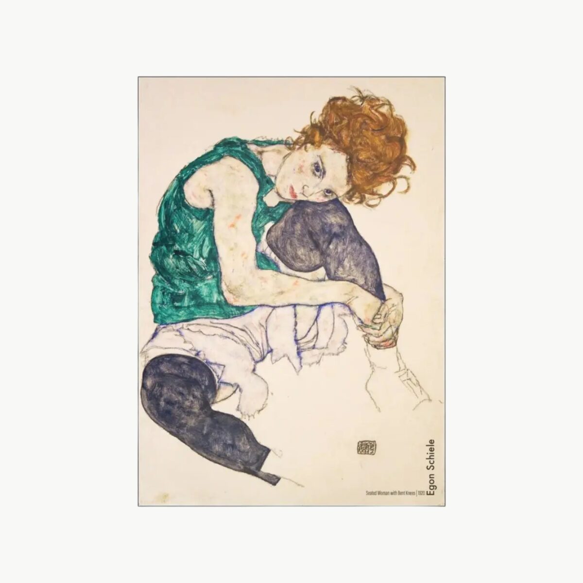 Plakat med motivet Sittende kvinne med bøyde knær av Egon Schiele i grønne og beige toner