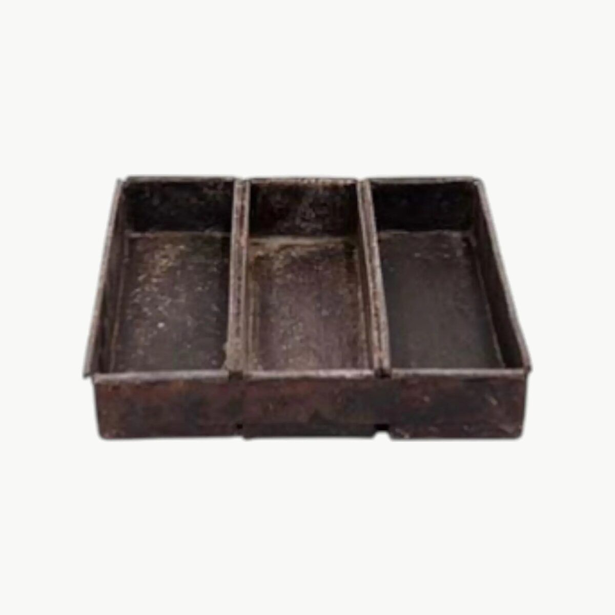 Gammel vintage bakeform i metall med tre rom og rustikk patina