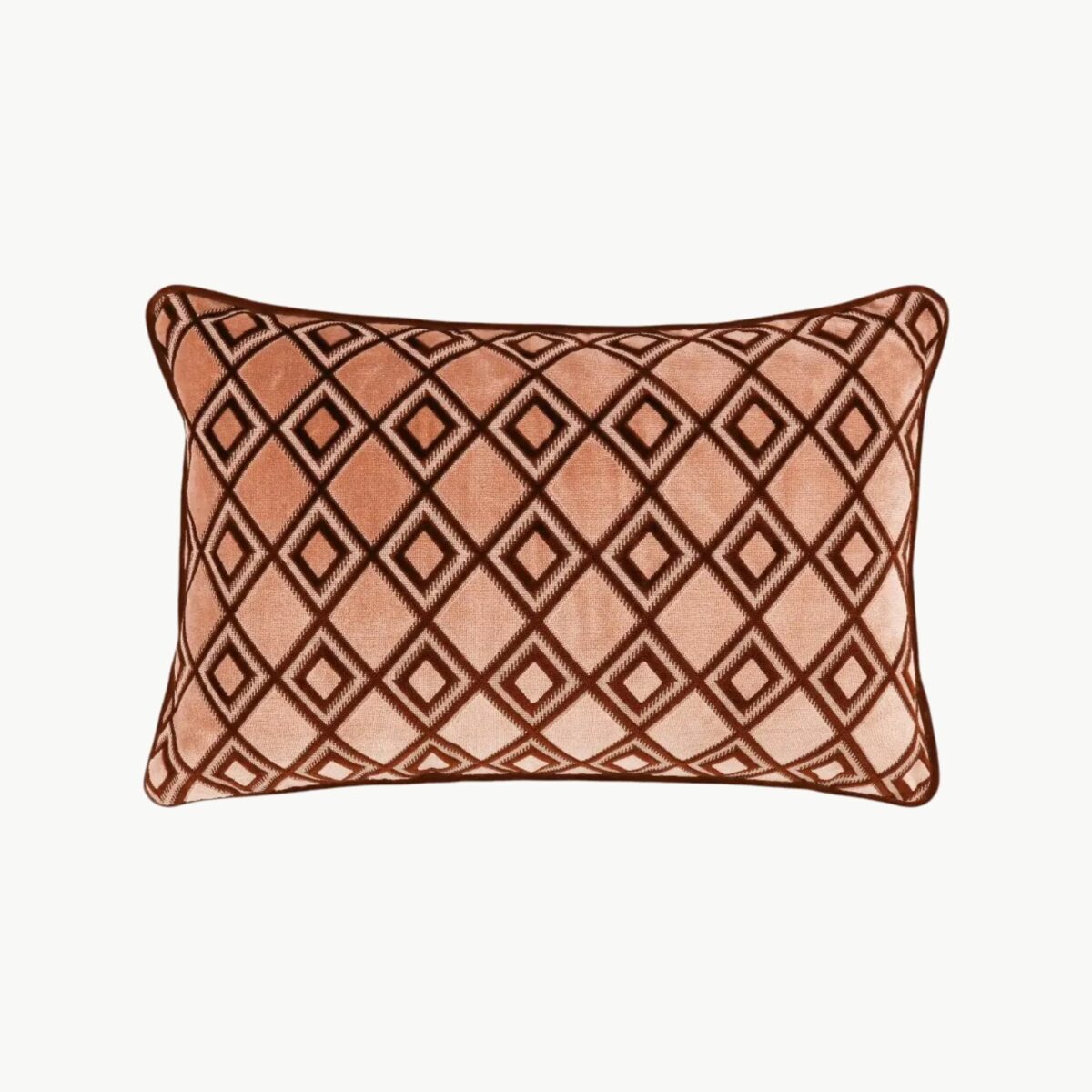 Pyntepute Brent 40 x 60 cm med geometrisk rombemønster i dusty pink