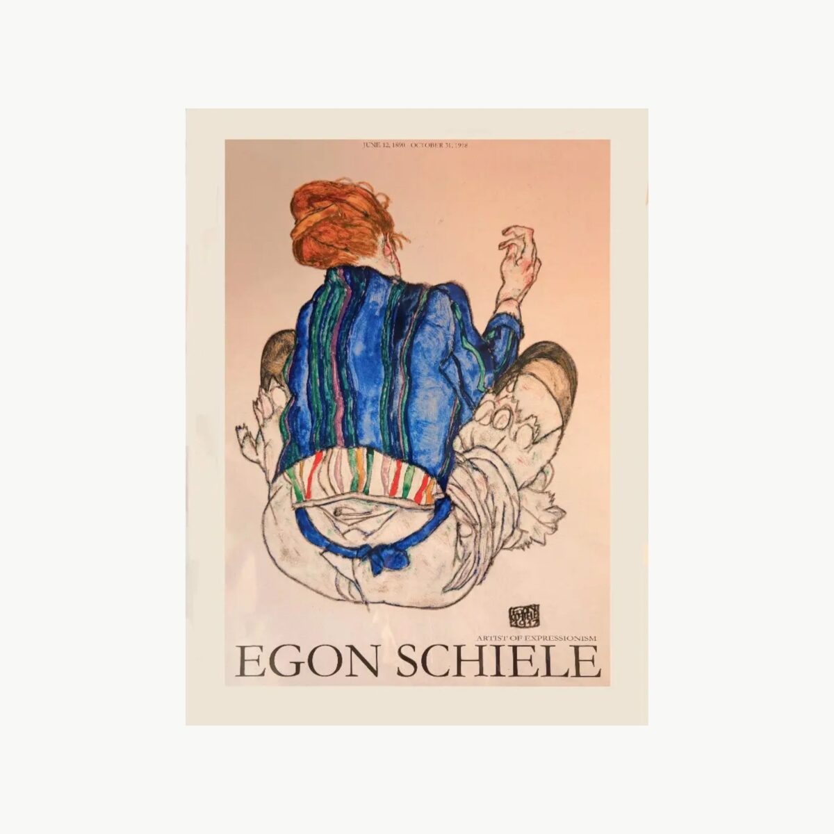 Plakat med sittende kvinne sett bakfra av Egon Schiele i uttrykksfull stil