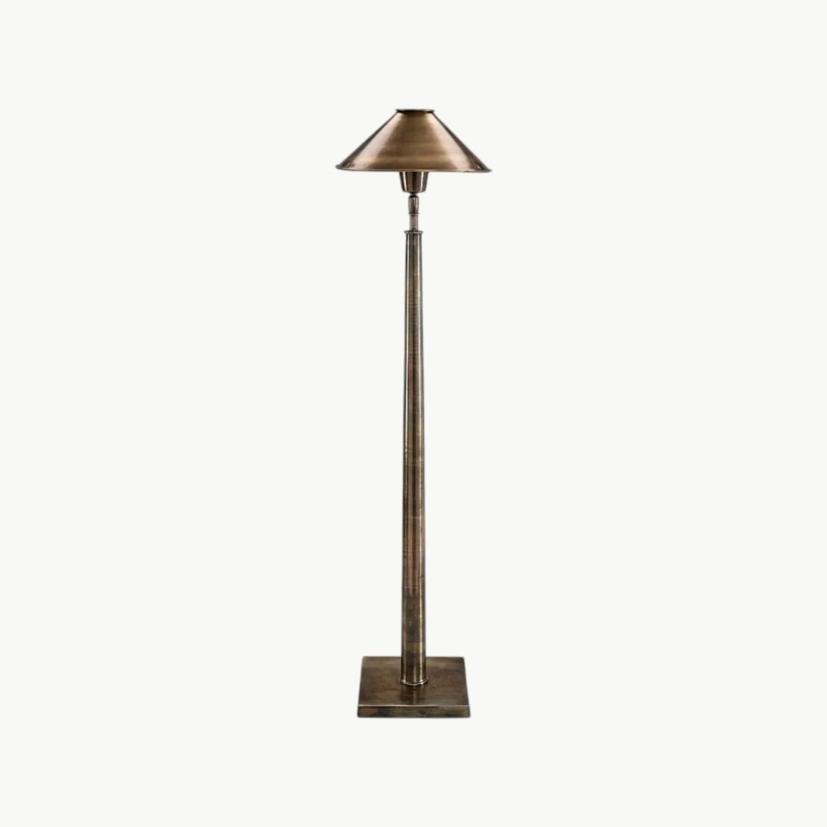 Bordlampe i metall med slank form og antikk messing finish