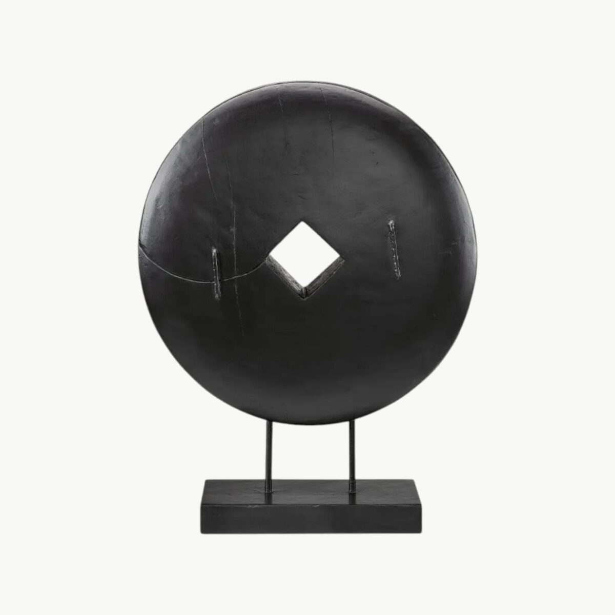 Rund statue i svart mangotre med geometrisk utskjæring og base