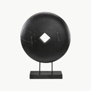 Rund statue i svart mangotre med geometrisk utskjæring og base