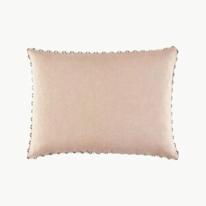 Pyntepute i ensfarget rosabeige tone med dekorativ kant, 40 x 55 cm