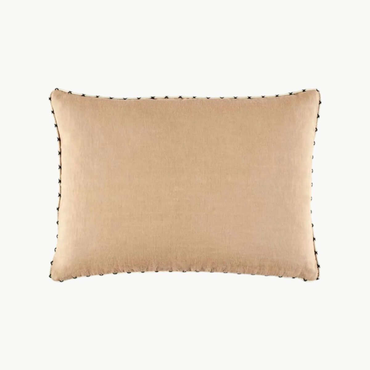 Pyntepute i lys beige tone med mørk bakside og kontrastkant, 40 x 55 cm