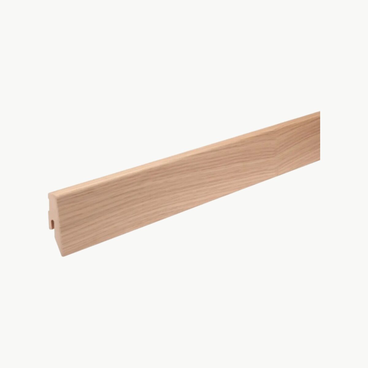 Kantet gulvlist i Lye Look Oak med lys naturlig eikestruktur og rett profil