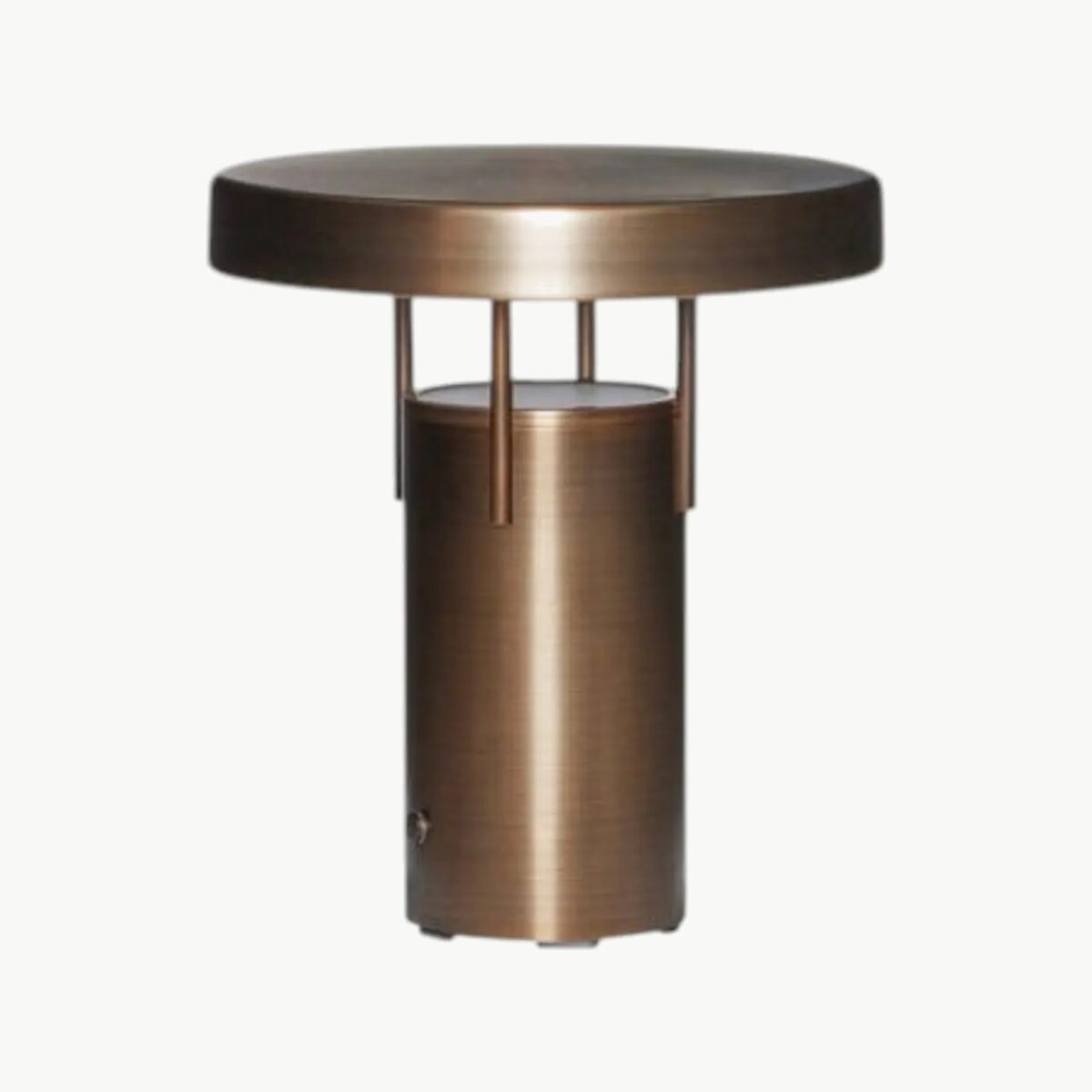 Portabel lampe i burnished brass med rund skjerm og kompakt design