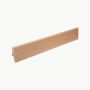 Kantet gulvlist i Light Oak med lys naturlig eikestruktur og rett profil