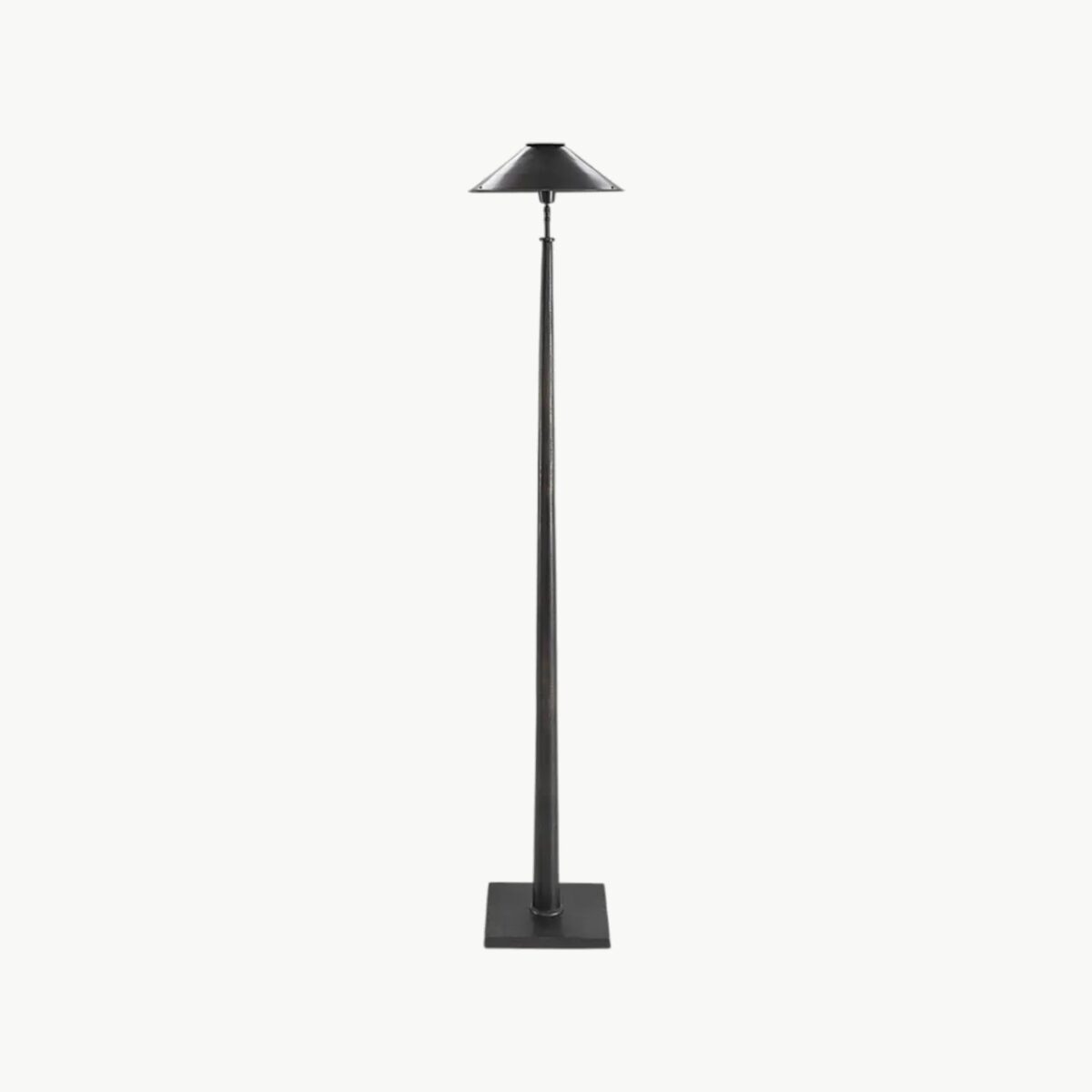 Gulvlampe i metall med slankt design i antikk bronse