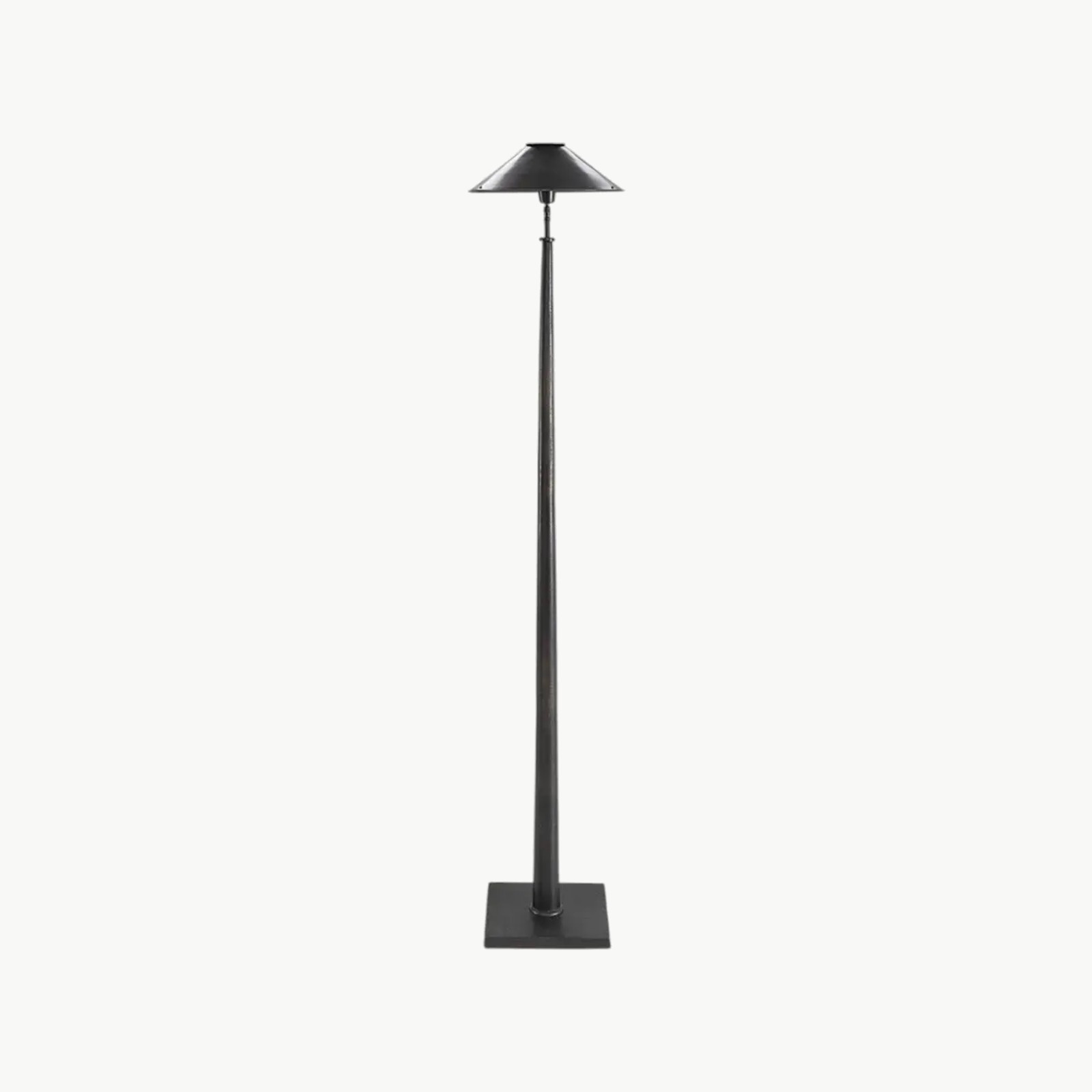 Gulvlampe i metall med slankt design i antikk bronse