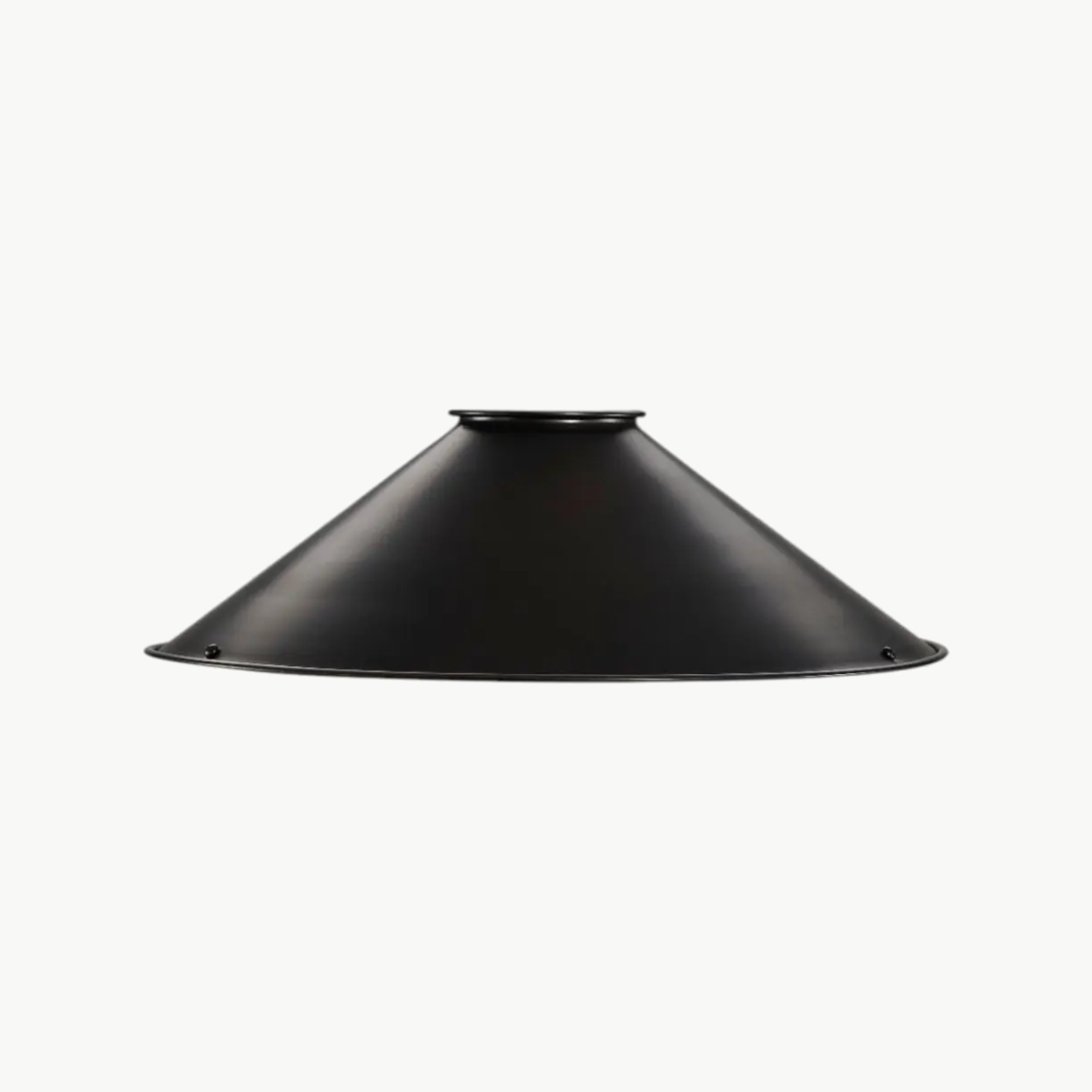 Positano lampeskjerm i metall med minimalistisk form