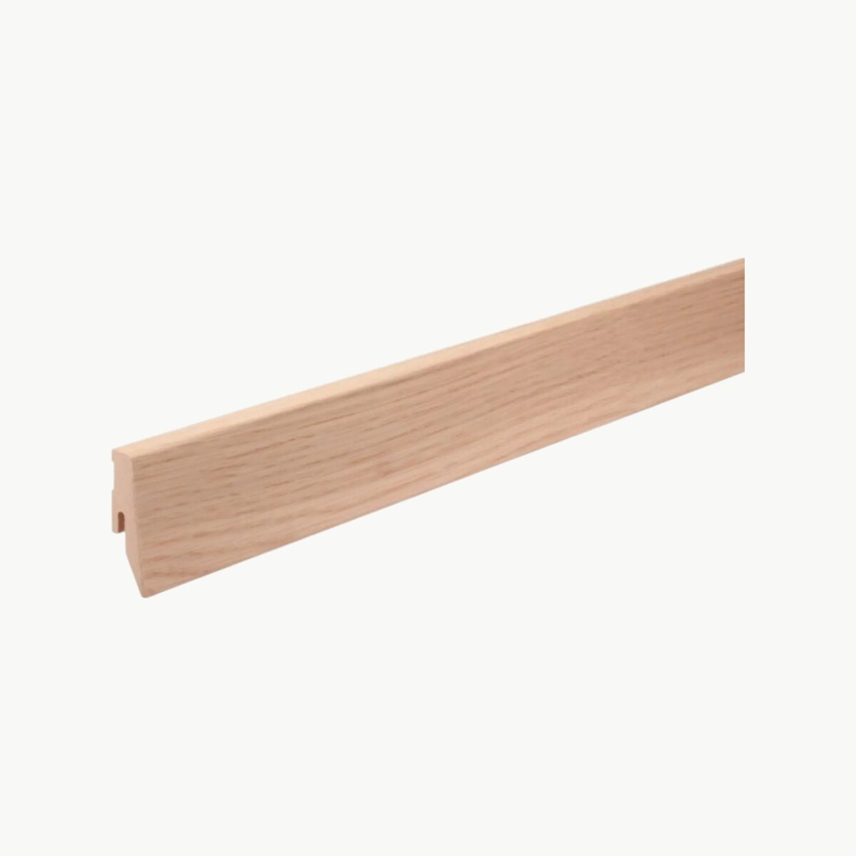 Kantet gulvlist i White Oak Nature med lys naturlig eikestruktur og rett profil