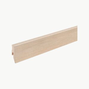 Lys eikefarget gulvlist Pearl White Oak med profilert topp og trestruktur