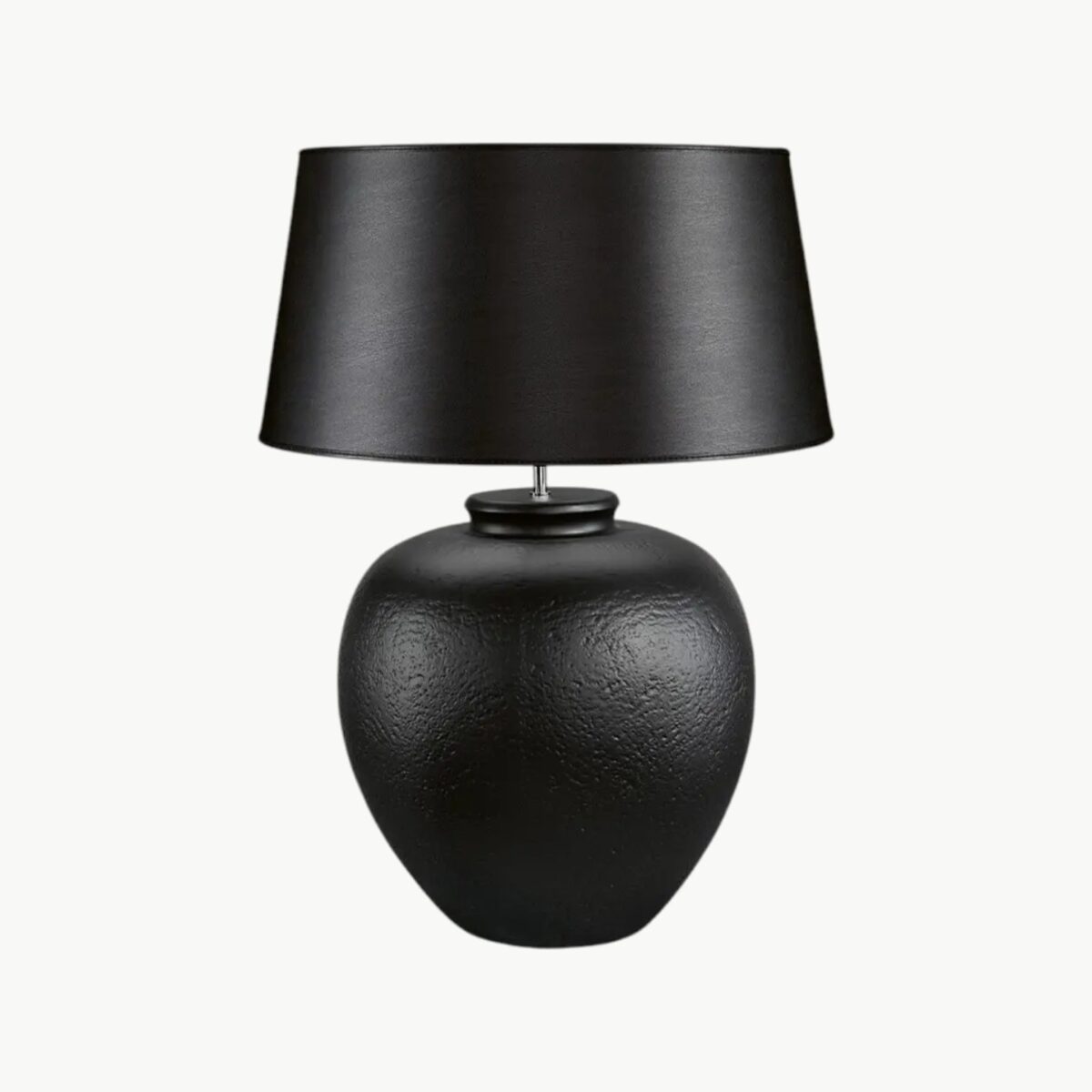 Svart bordlampe i keramikk med strukturert overflate og rund form