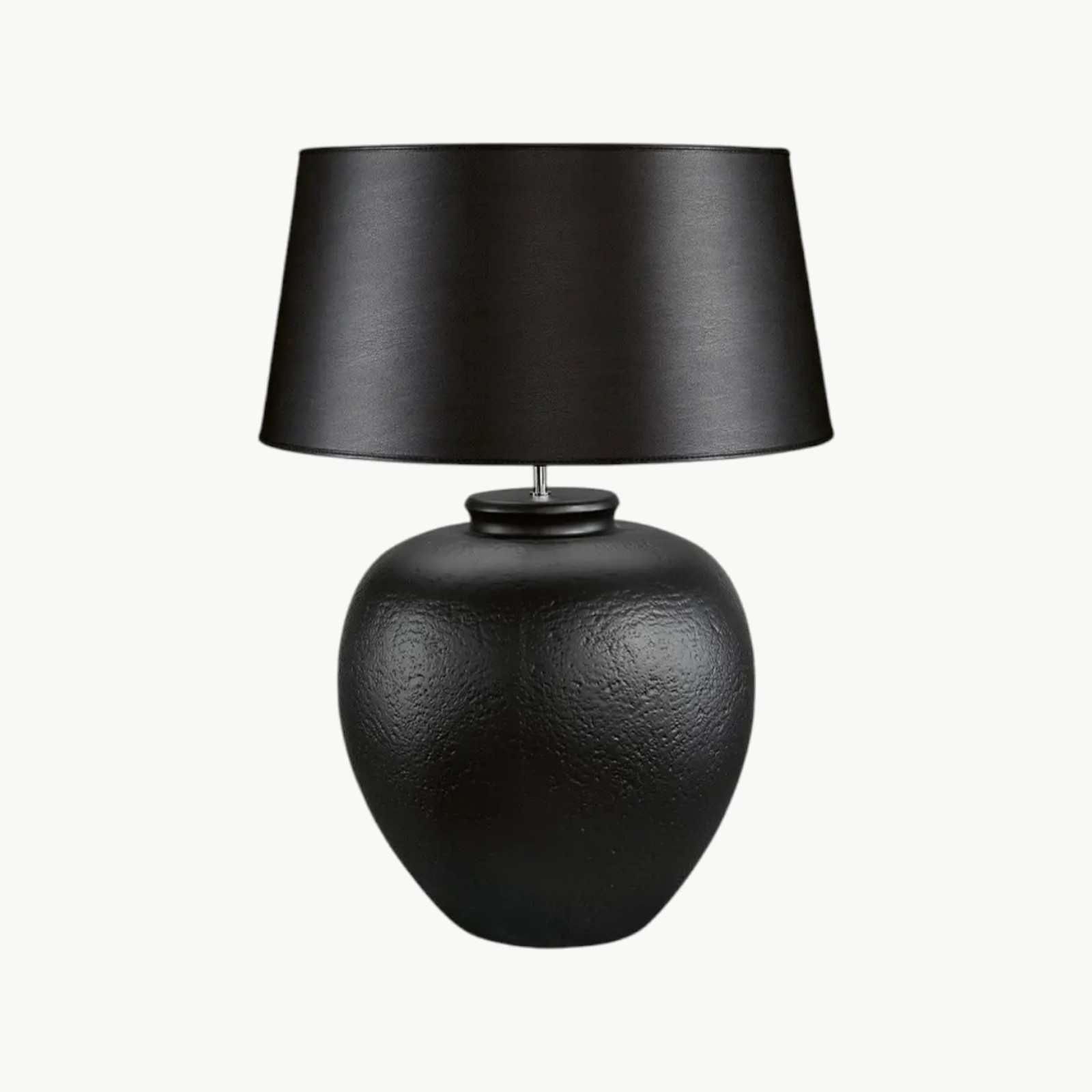 Svart bordlampe i keramikk med strukturert overflate og rund form
