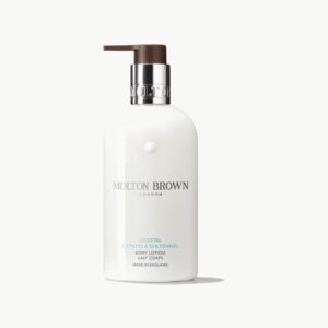 Oppdag Molton Browns Coastal Cypress & Sea Fennel Body Lotion – en luksuriøs kroppslotion med kystinspirert duft og vegansk formel. Velg kvalitet hos Interiørfaghuset T. Lund.
