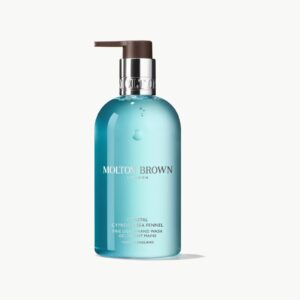 Oppdag Molton Browns Coastal Cypress & Sea Fennel Fine Liquid Hand Wash – en luksuriøs håndsåpe med kystinspirert duft og elegant design. Velg kvalitet hos Interiørfaghuset T. Lund.