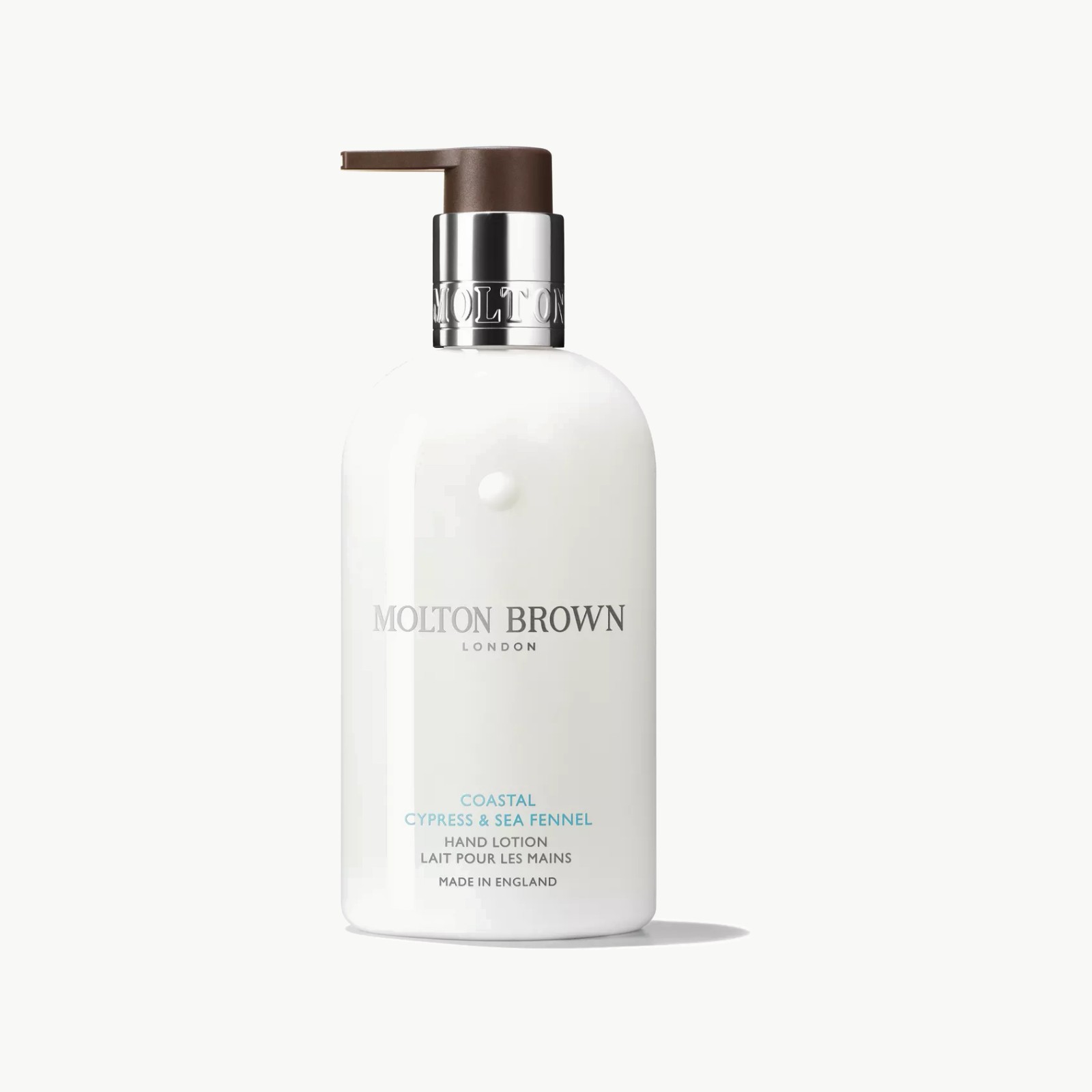 Oppdag Molton Browns Coastal Cypress & Sea Fennel Hand Lotion – en luksuriøs håndlotion med kystinspirert duft og elegant design. Gå for kvalitet hos Interiørfaghuset T. Lund.
