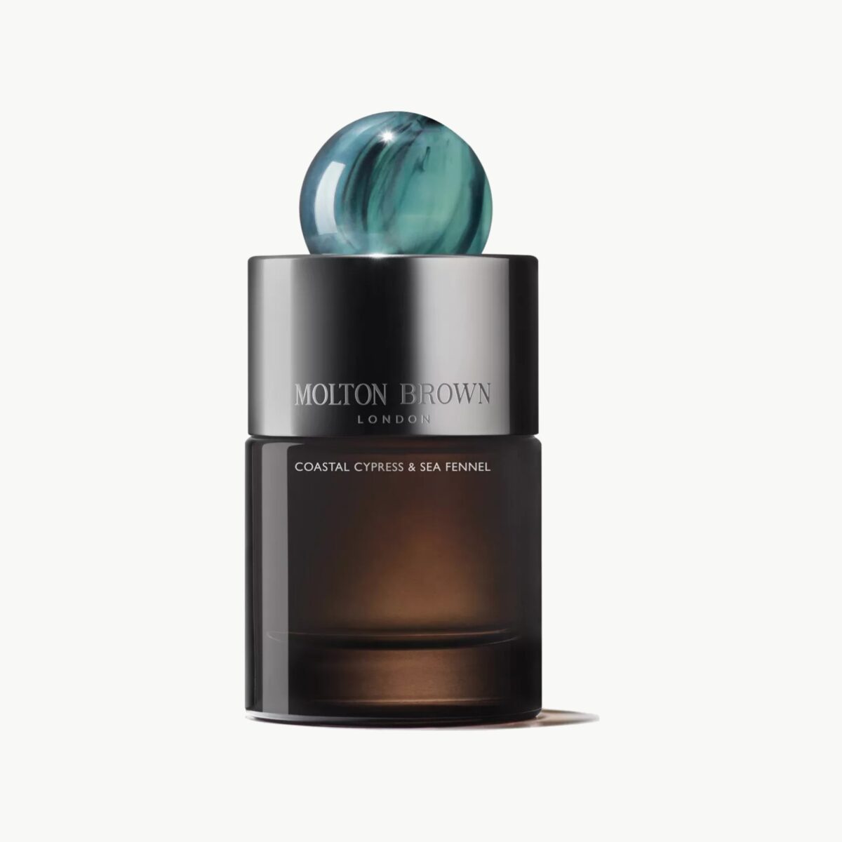 Oppdag Molton Browns Coastal Cypress & Sea Fennel Eau de Parfum 100 ml – en luksuriøs og maritim duft med noter av fikenblader, saltet cypress og lær. Velg kvalitet og eleganse hos Interiørfaghuset T. Lund.
