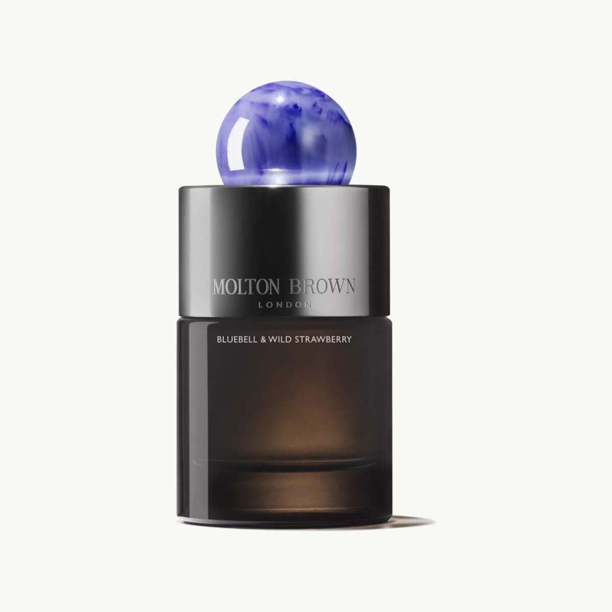 Bluebell & Wild Strawberry Eau de Parfum – en frisk, blomster-fruktig duft med ville jordbær, blåklokke og fiolblader. Perfekt for våren, med en energigivende og jordnær avslutning.