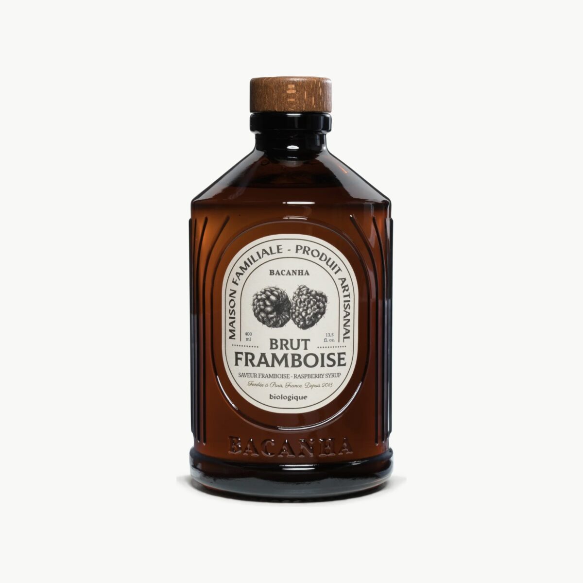 Frontvisning av Bacanha Brut Framboise i brun glassflaske med klassisk etikett og illustrasjon av bringebær.