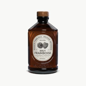 Frontvisning av Bacanha Brut Framboise i brun glassflaske med klassisk etikett og illustrasjon av bringebær.